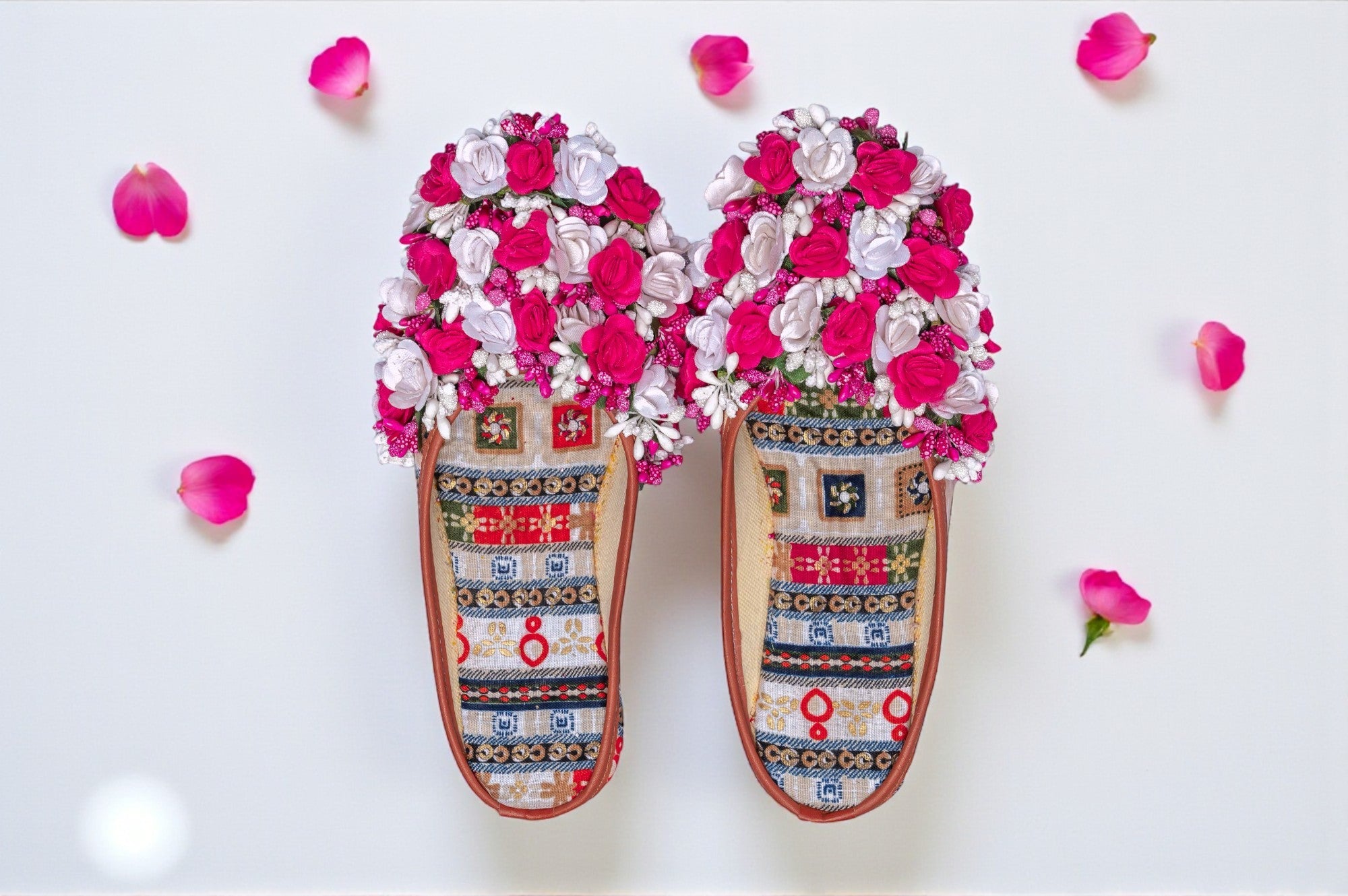 Rang Rooh Floral Juti – Pink & White Bloom